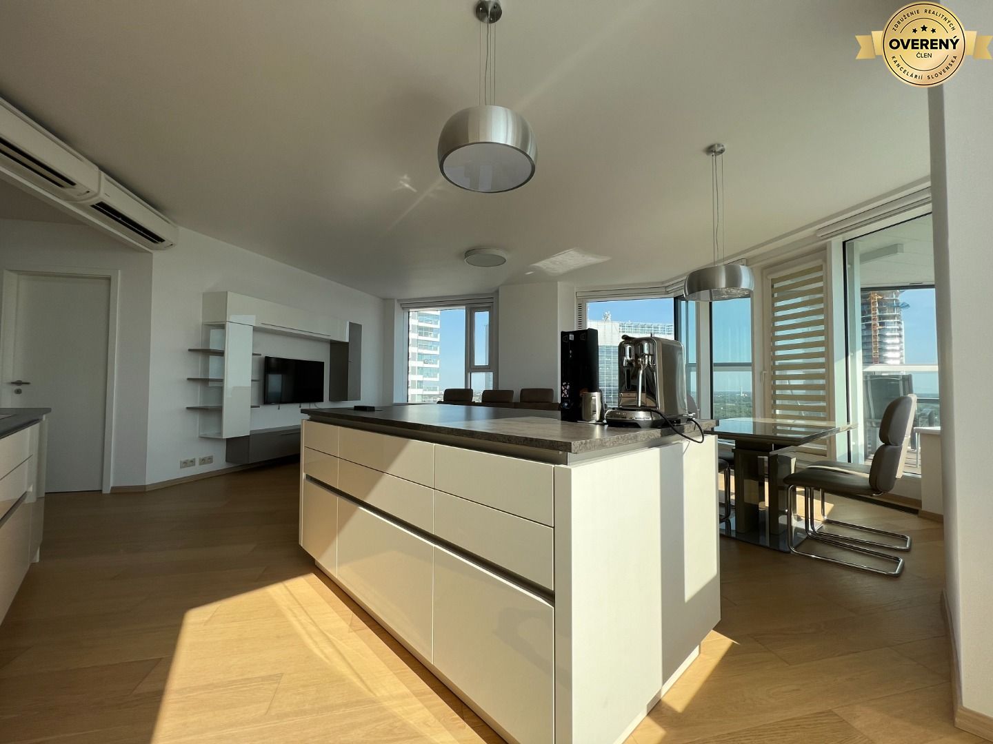 NUERA︱PANORAMA CITY - 3i byt s výhľadom na hrad, 26.p. 97m2, 2 kúpeľne