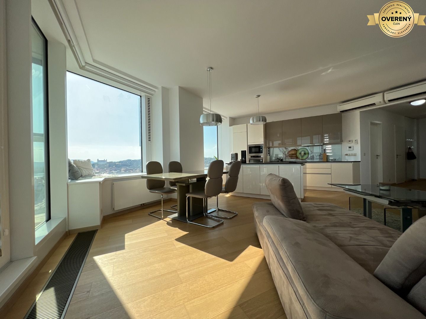 NUERA︱PANORAMA CITY - 3i byt s výhľadom na hrad, 26.p. 97m2, 2 kúpeľne