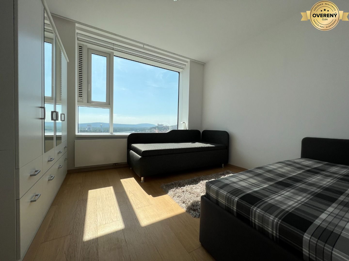 NUERA︱PANORAMA CITY - 3i byt s výhľadom na hrad, 26.p. 97m2, 2 kúpeľne