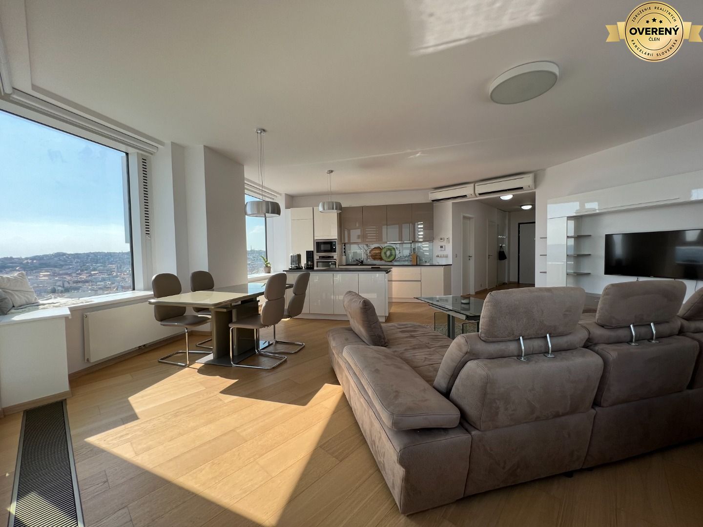 NUERA︱PANORAMA CITY - 3i byt s výhľadom na hrad, 26.p. 97m2, 2 kúpeľne