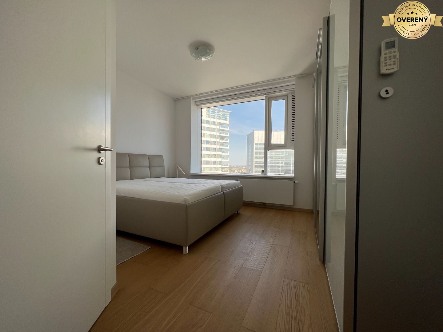 NUERA︱PANORAMA CITY - 3i byt s výhľadom na hrad, 26.p. 97m2, 2 kúpeľne