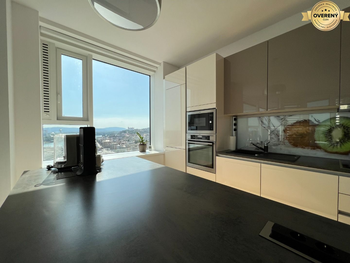 NUERA︱PANORAMA CITY - 3i byt s výhľadom na hrad, 26.p. 97m2, 2 kúpeľne