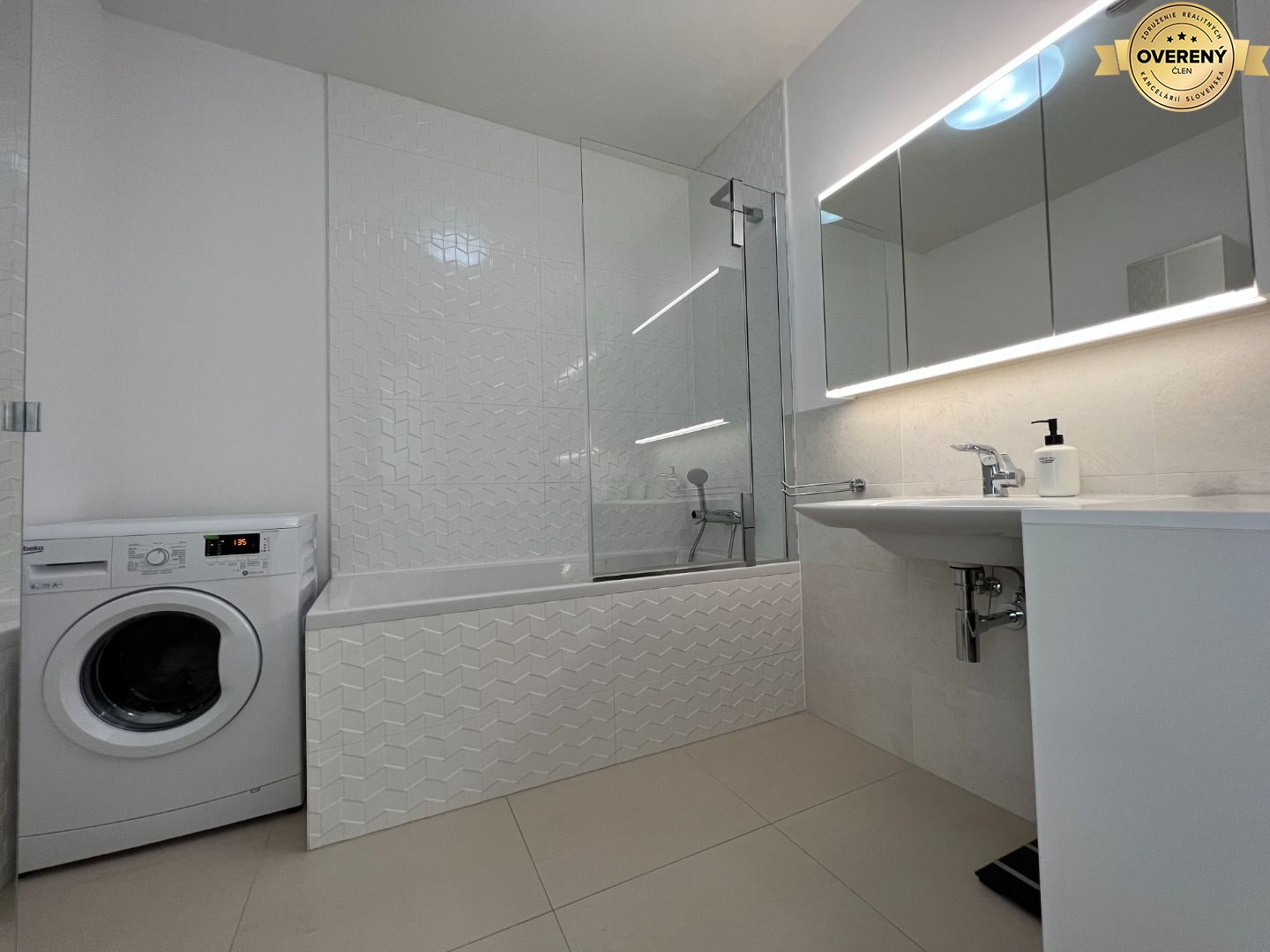 NUERA︱PANORAMA CITY - 3i byt s výhľadom na hrad, 26.p. 97m2, 2 kúpeľne