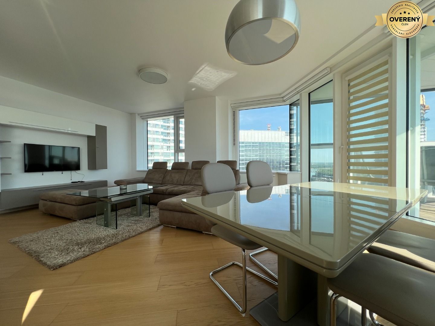 NUERA︱PANORAMA CITY - 3i byt s výhľadom na hrad, 26.p. 97m2, 2 kúpeľne