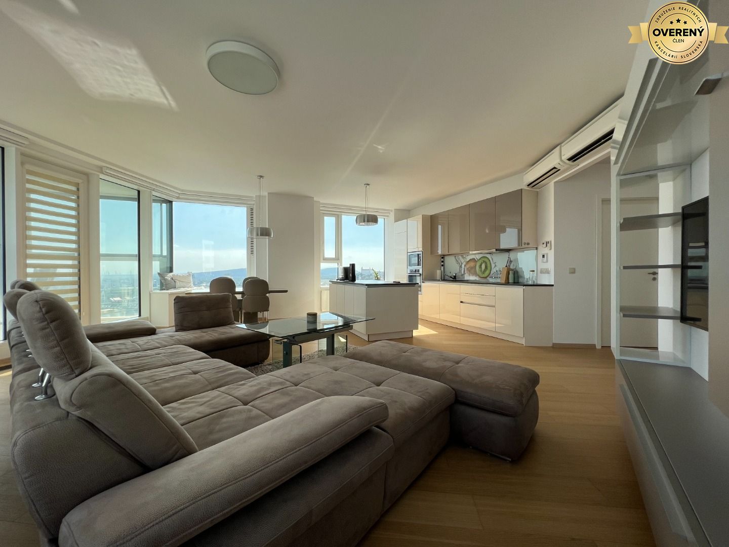 NUERA︱PANORAMA CITY - 3i byt s výhľadom na hrad, 26.p. 97m2, 2 kúpeľne