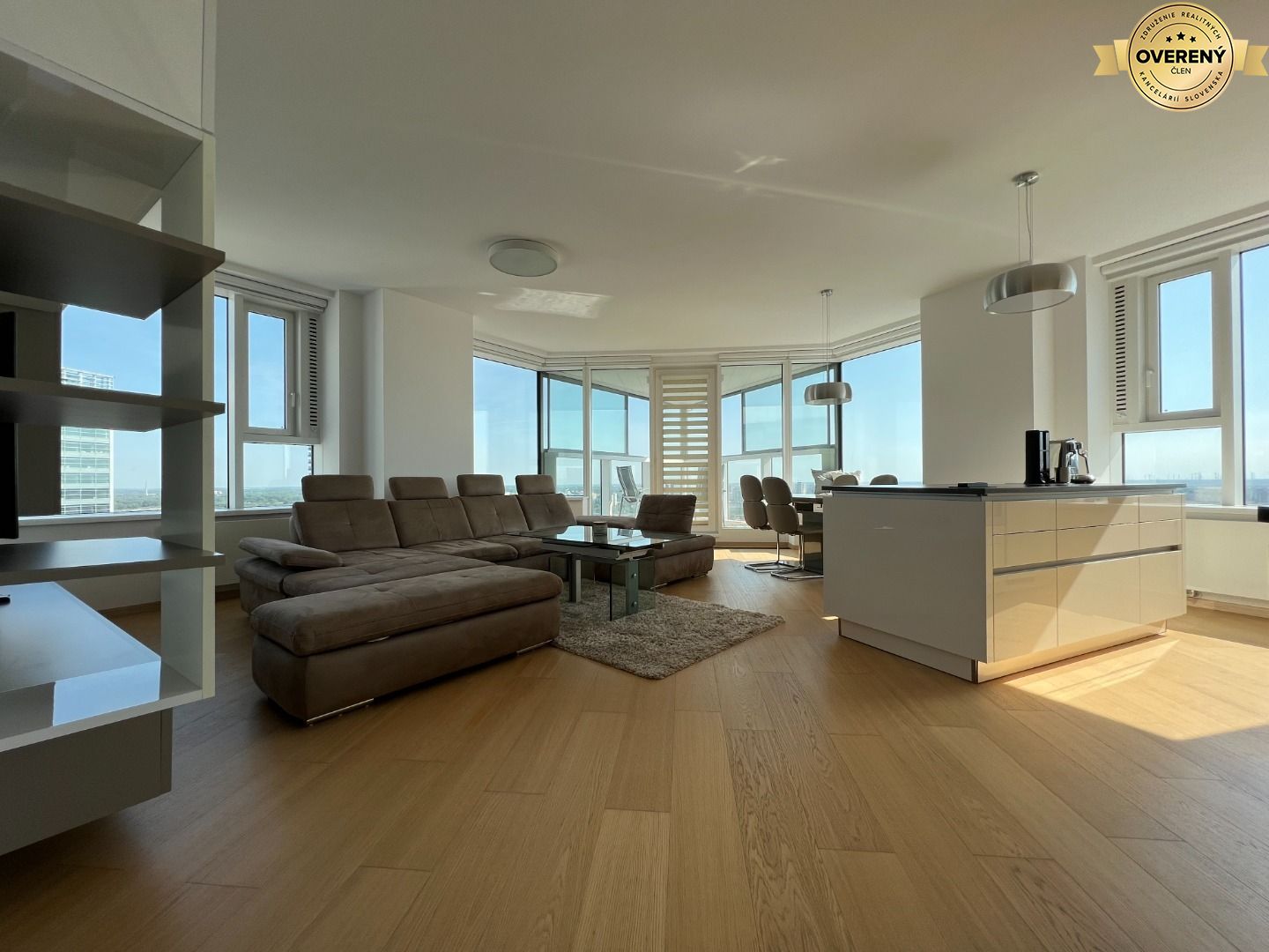 NUERA︱PANORAMA CITY - 3i byt s výhľadom na hrad, 26.p. 97m2, 2 kúpeľne