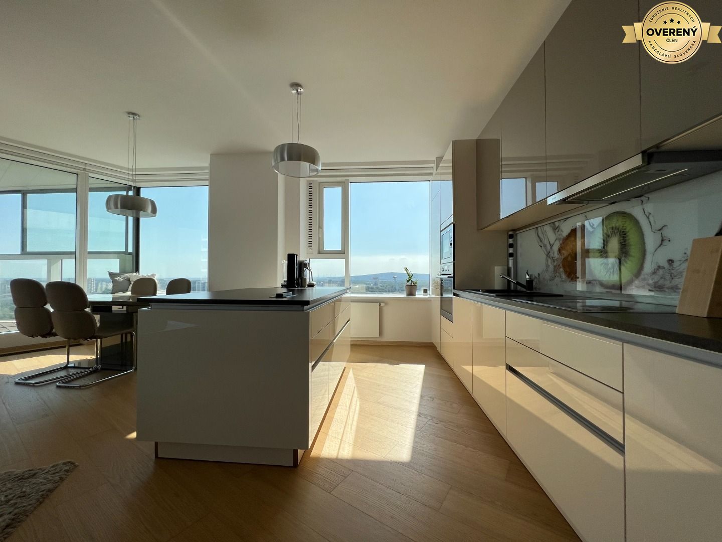 NUERA︱PANORAMA CITY - 3i byt s výhľadom na hrad, 26.p. 97m2, 2 kúpeľne