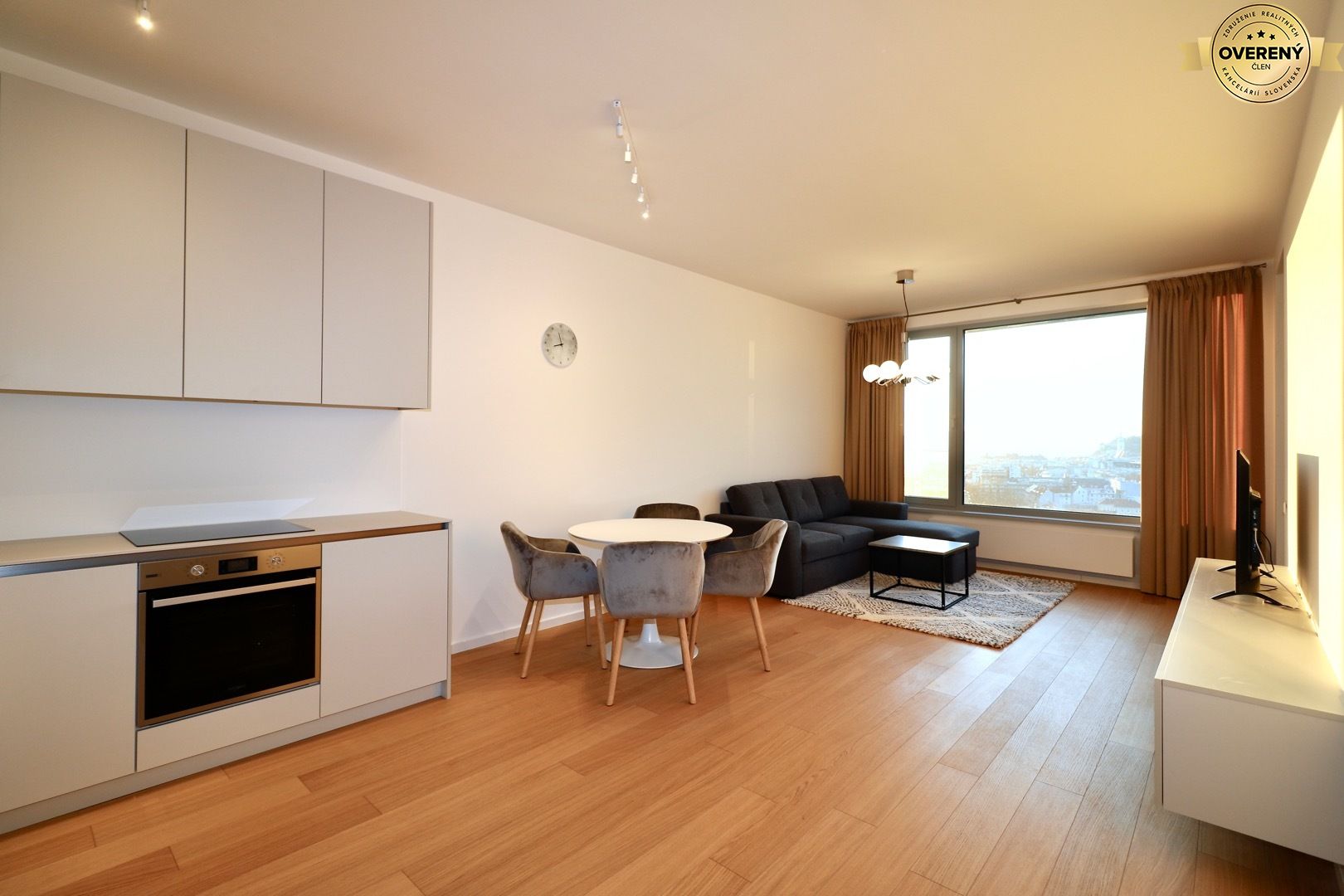 PRENÁJOM - SKYPARK 2 izbový byt,  výhľad na hrad, 16. poschodie