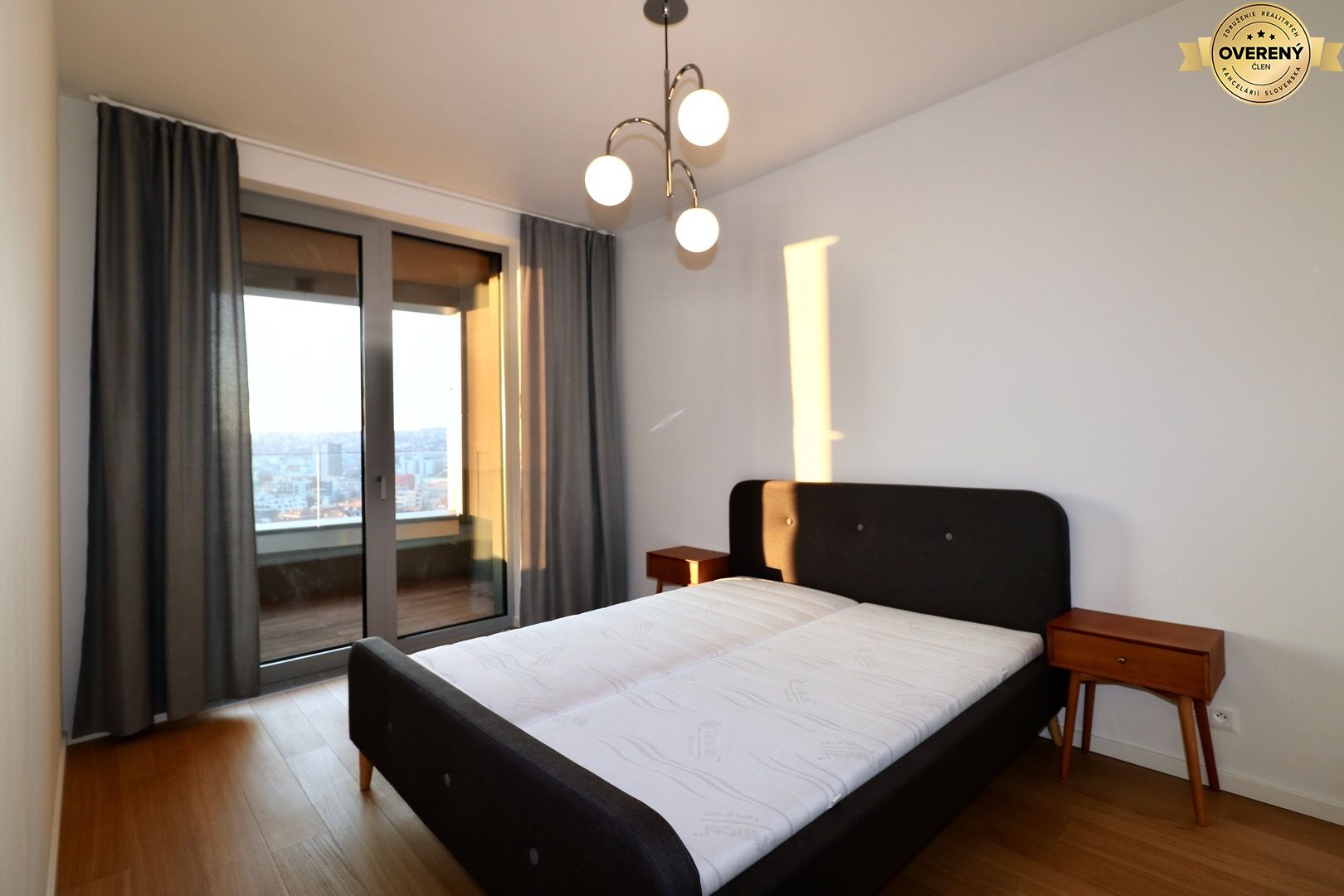 PRENÁJOM - SKYPARK 2 izbový byt,  výhľad na hrad, 16. poschodie