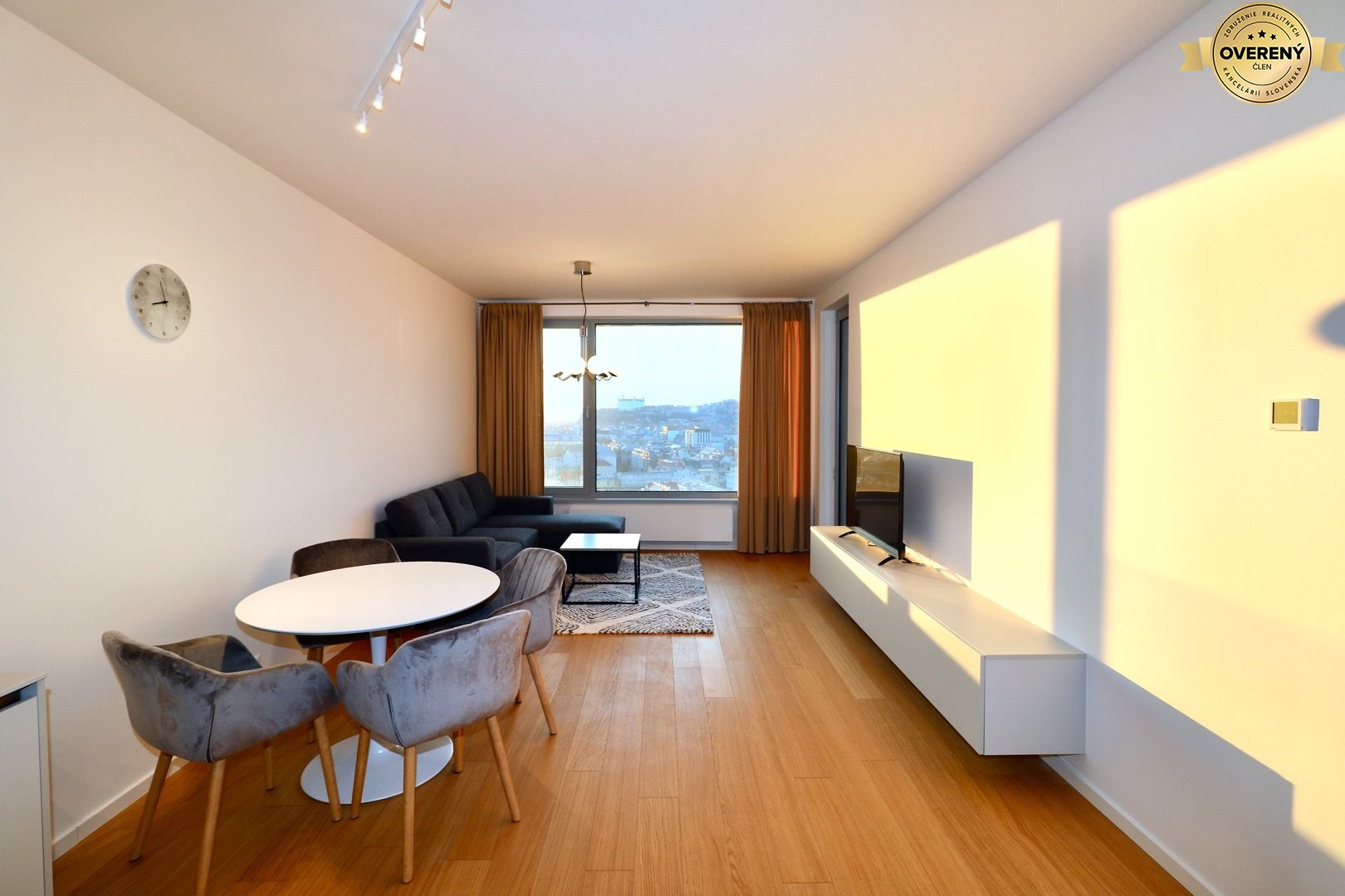 PRENÁJOM - SKYPARK 2 izbový byt,  výhľad na hrad, 16. poschodie