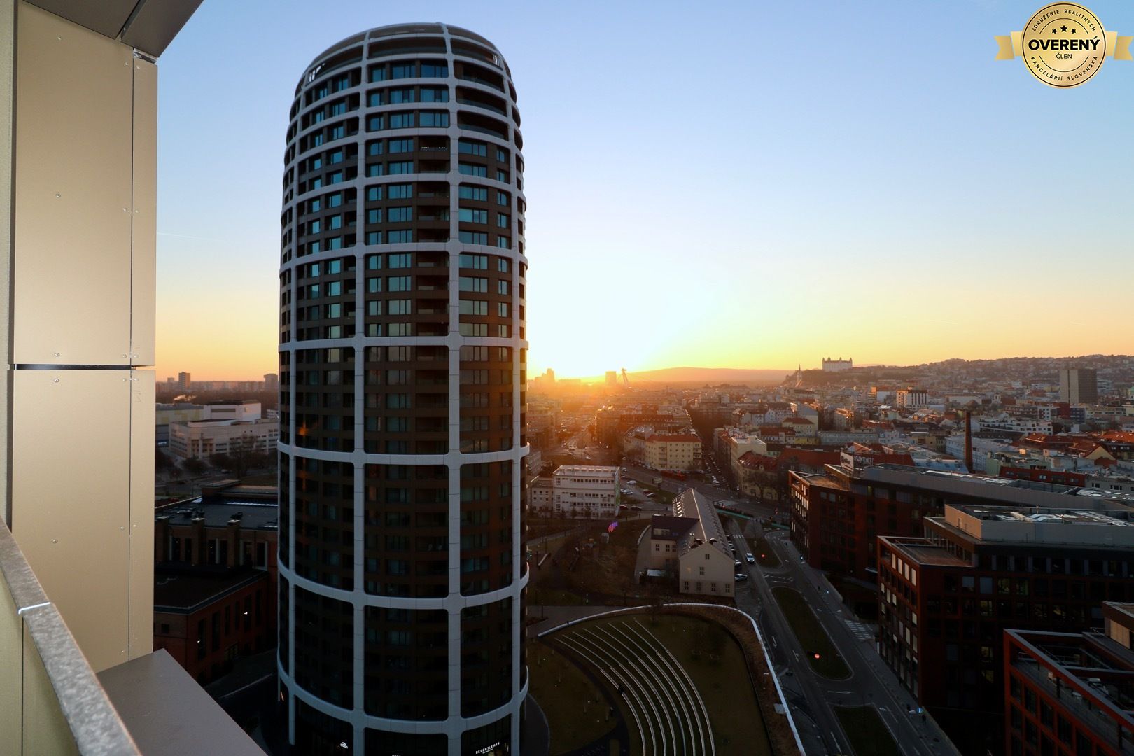 PRENÁJOM - SKYPARK 2 izbový byt,  výhľad na hrad, 16. poschodie